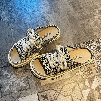 Παντόφλες casual με λουράκια από υφάσματα