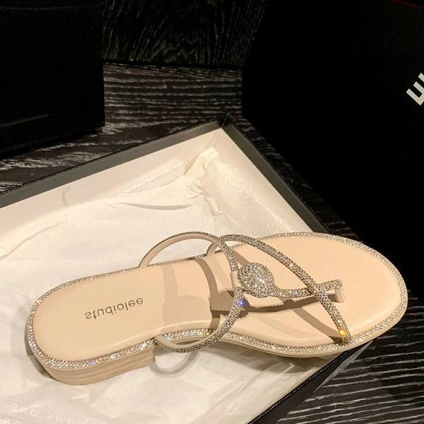 Modernas vasaras čības ar plānām lencītēm un dekorācijas akmeņiem