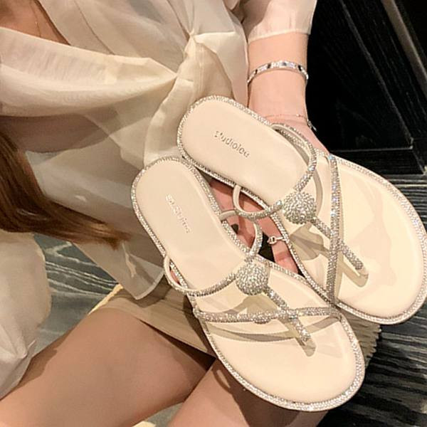 Modernas vasaras čības ar plānām lencītēm un dekorācijas akmeņiem