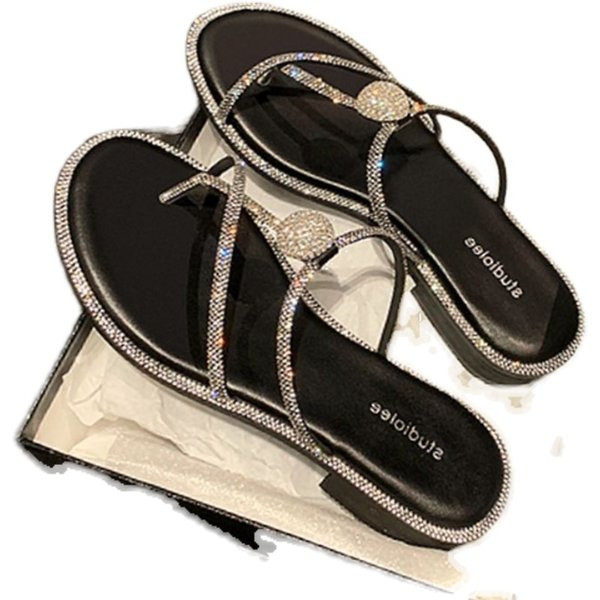 Modernas vasaras čības ar plānām lencītēm un dekorācijas akmeņiem