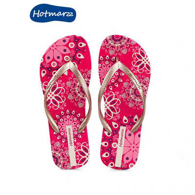 Sieviešu čības ar ziedu motīviem un plakanu zoli