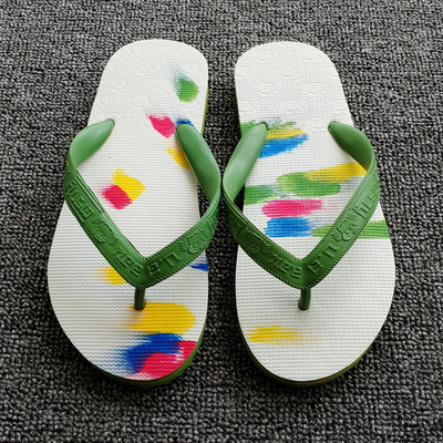 Γυναικείες παντόφλες με ρέοντα χρώματα κατάλληλες για την παραλία