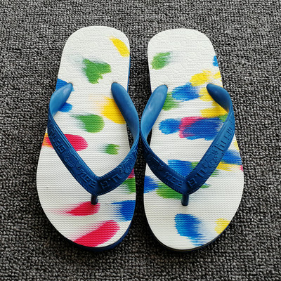 Γυναικείες παντόφλες με ρέοντα χρώματα κατάλληλες για την παραλία