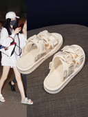 Ikdienas čības ar tekstila lencēm un plastmasas aizdarēm