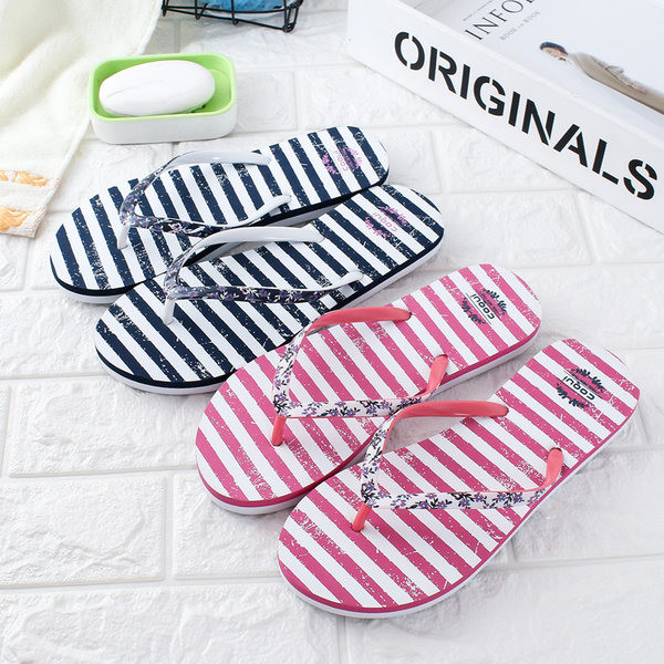 Ikdienas sieviešu čības caur pirkstiem - divi modeļi