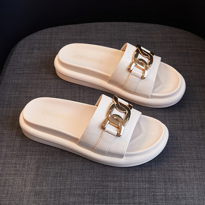 Sieviešu čības ar plakanu platformu un metāla apdari