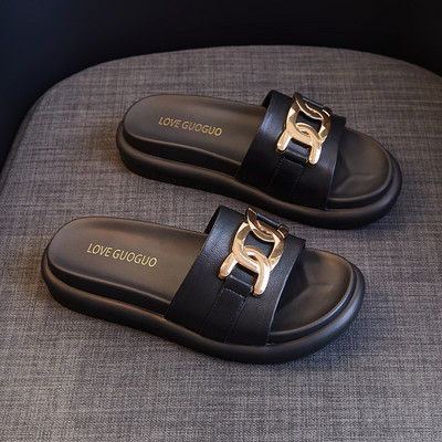 Sieviešu čības ar plakanu platformu un metāla apdari