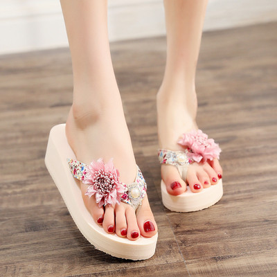 Sieviešu čības pār pirkstu ar krāsainu rotājumu un 3D elementu