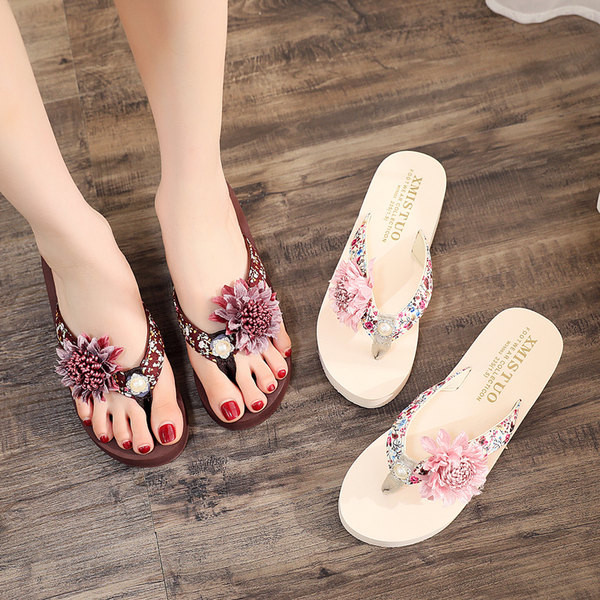 Sieviešu čības pār pirkstu ar krāsainu rotājumu un 3D elementu