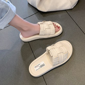 Vasaras sieviešu čības ar plakanām zolēm melnā un bēšā krāsā