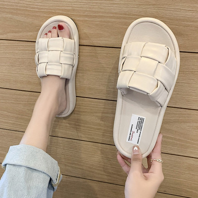 Vasaras sieviešu čības ar plakanām zolēm melnā un bēšā krāsā