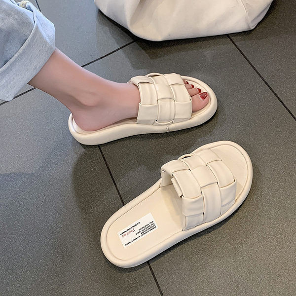 Vasaras sieviešu čības ar plakanām zolēm melnā un bēšā krāsā