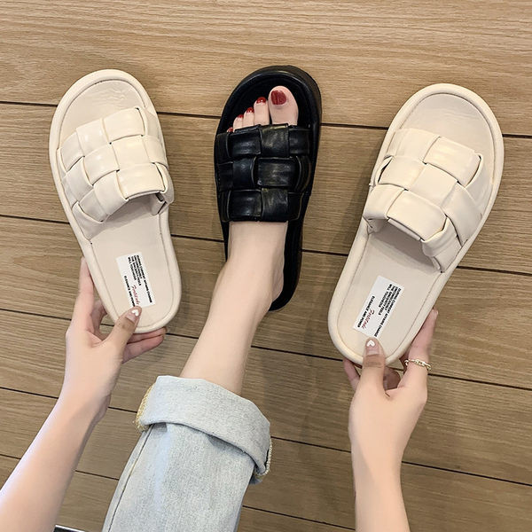 Vasaras sieviešu čības ar plakanām zolēm melnā un bēšā krāsā