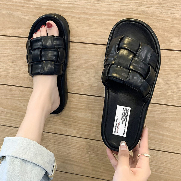 Vasaras sieviešu čības ar plakanām zolēm melnā un bēšā krāsā