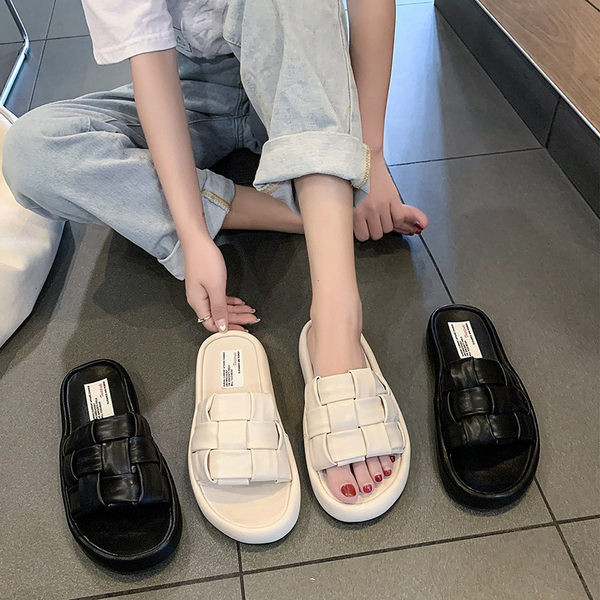 Vasaras sieviešu čības ar plakanām zolēm melnā un bēšā krāsā