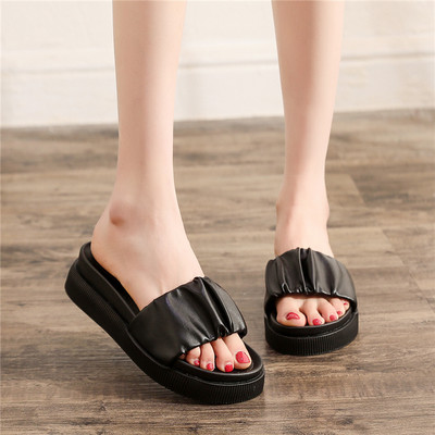 Μοντέρνες καλοκαιρινές παντόφλες με δερμάτινο λουράκι