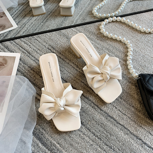 Stilīgas sieviešu čības ar lenti un papēdi