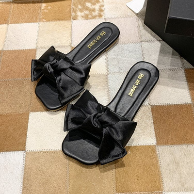 Sieviešu aktuālās čības ar plakanu zoli un lenti