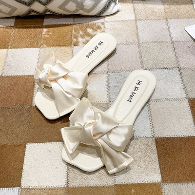 Sieviešu aktuālās čības ar plakanu zoli un lenti