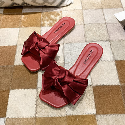 Sieviešu aktuālās čības ar plakanu zoli un lenti