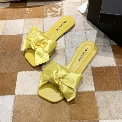 Sieviešu aktuālās čības ar plakanu zoli un lenti