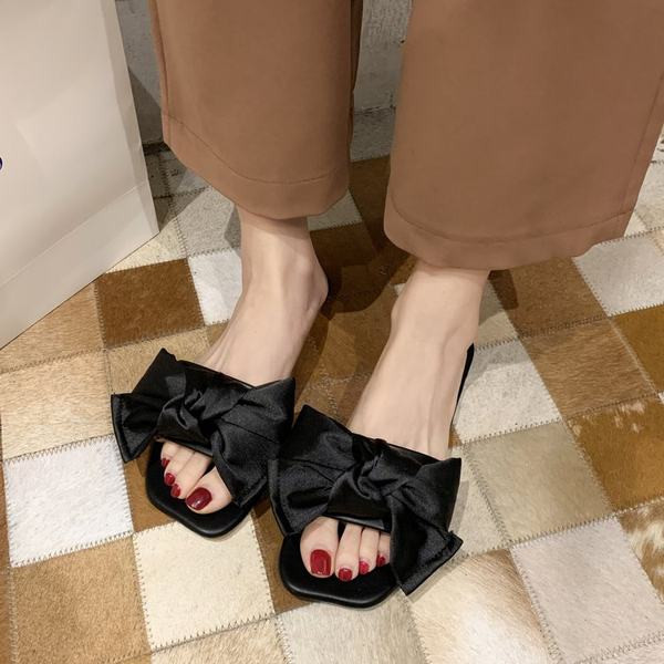 Sieviešu aktuālās čības ar plakanu zoli un lenti