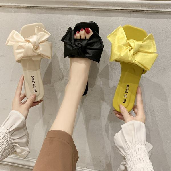 Sieviešu aktuālās čības ar plakanu zoli un lenti