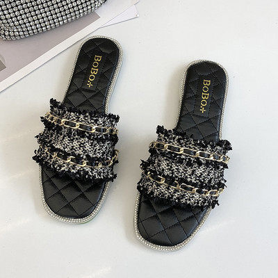 Aktuālās sieviešu čības ar plakanām zolēm un metāla elementiem