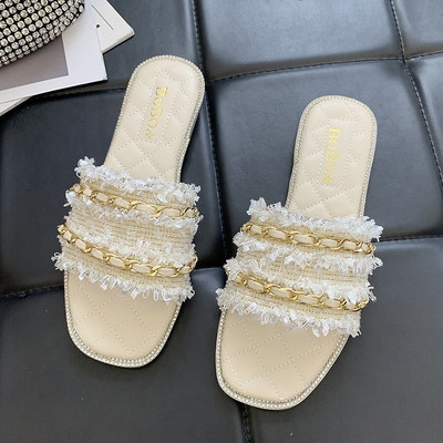 Aktuālās sieviešu čības ar plakanām zolēm un metāla elementiem