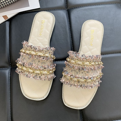 Aktuālās sieviešu čības ar plakanām zolēm un metāla elementiem