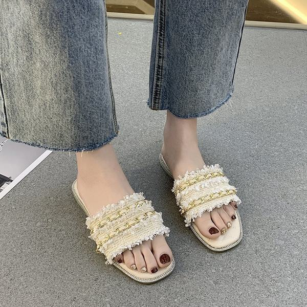 Aktuālās sieviešu čības ar plakanām zolēm un metāla elementiem