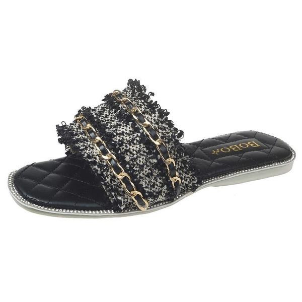 Aktuālās sieviešu čības ar plakanām zolēm un metāla elementiem