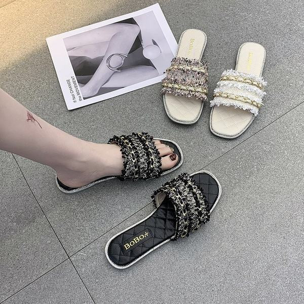 Aktuālās sieviešu čības ar plakanām zolēm un metāla elementiem