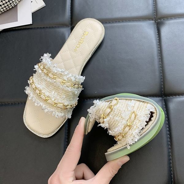 Aktuālās sieviešu čības ar plakanām zolēm un metāla elementiem