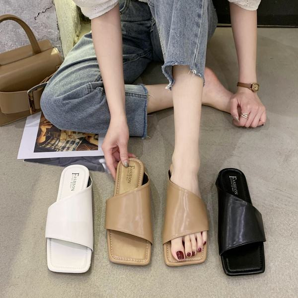 Stilīgas sieviešu čības no eko ādas vienkrāsaina modeļa