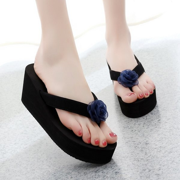 Sieviešu čības pāri purngalam uz platformas ar ziedu rotājumu