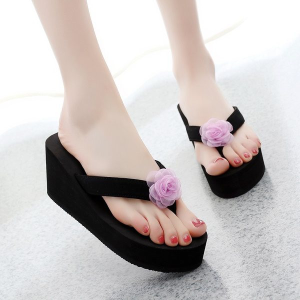 Sieviešu čības pāri purngalam uz platformas ar ziedu rotājumu