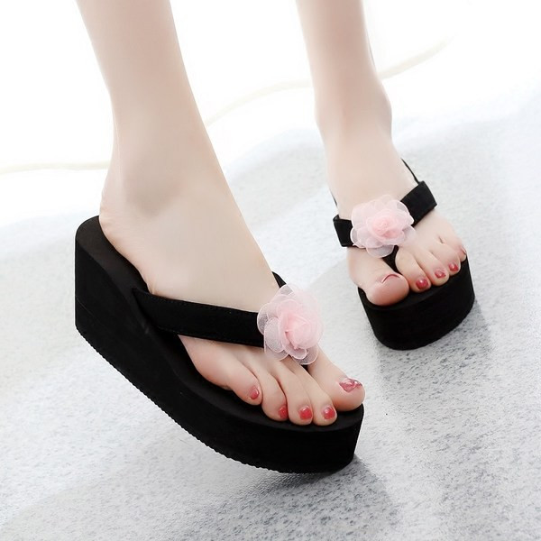 Sieviešu čības pāri purngalam uz platformas ar ziedu rotājumu