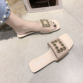 Stilīgas sieviešu čības ar plakanu zoli un sprādzi