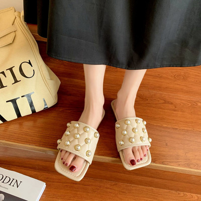 Aktuālās sieviešu čības ar plakanām zolēm un dekoratīvām pērlēm