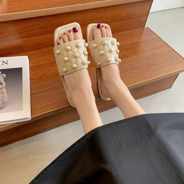 Aktuālās sieviešu čības ar plakanām zolēm un dekoratīvām pērlēm