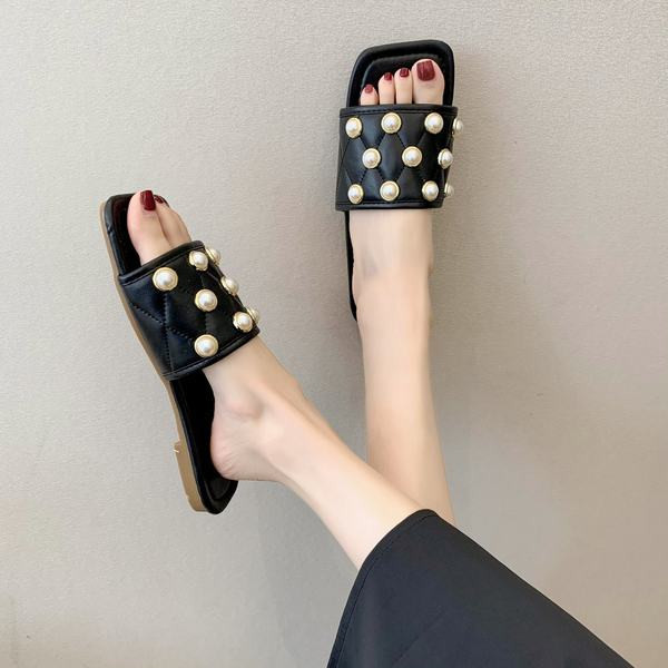 Aktuālās sieviešu čības ar plakanām zolēm un dekoratīvām pērlēm