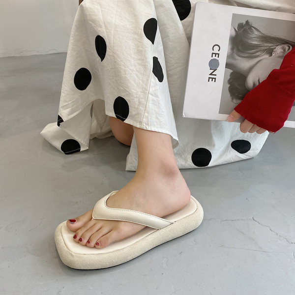 Sieviešu ikdienas čības ar plakanu zoli, vienkāršs modelis