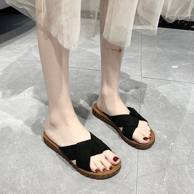 Sieviešu čības vienkāršs modelis ar plakanu zoli