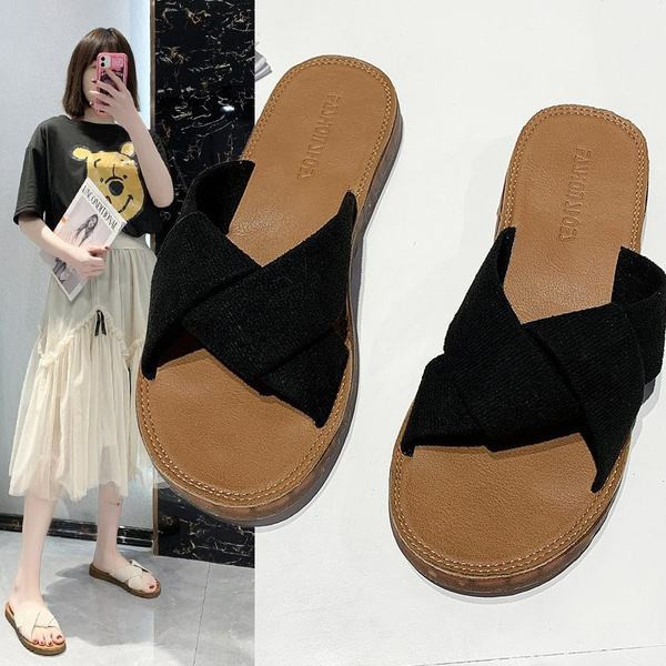 Sieviešu čības vienkāršs modelis ar plakanu zoli