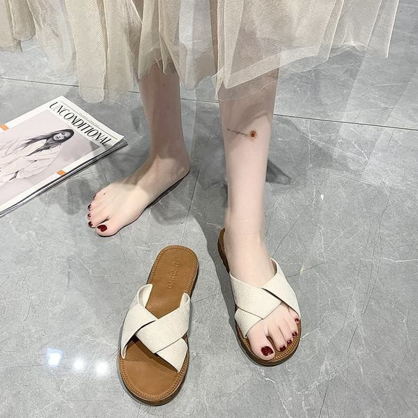 Sieviešu čības vienkāršs modelis ar plakanu zoli