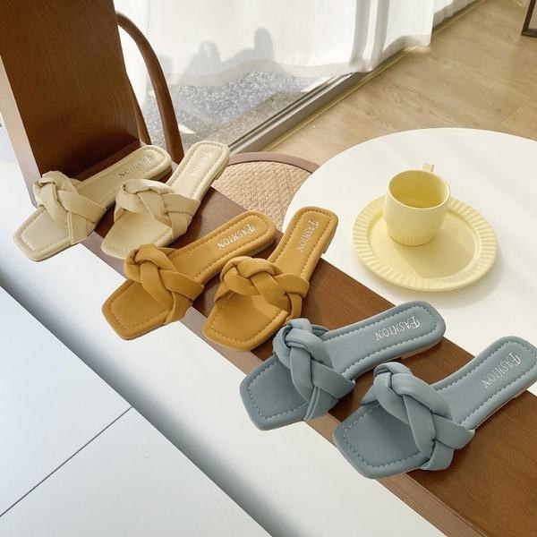 Stilīgas sieviešu čības ar plakanu zoli gludu modeli