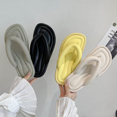 Sieviešu ikdienas čības vienkāršs modelis ar plakanu zoli