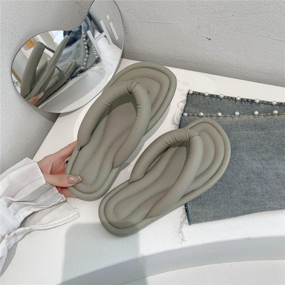 Sieviešu ikdienas čības vienkāršs modelis ar plakanu zoli