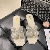 Aktuālās sieviešu čības ar dekoratīvām pērlēm